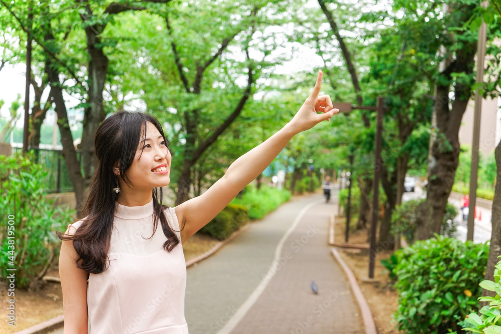 ポイントを指差す若い女性 ポイントを指差す若い女性
