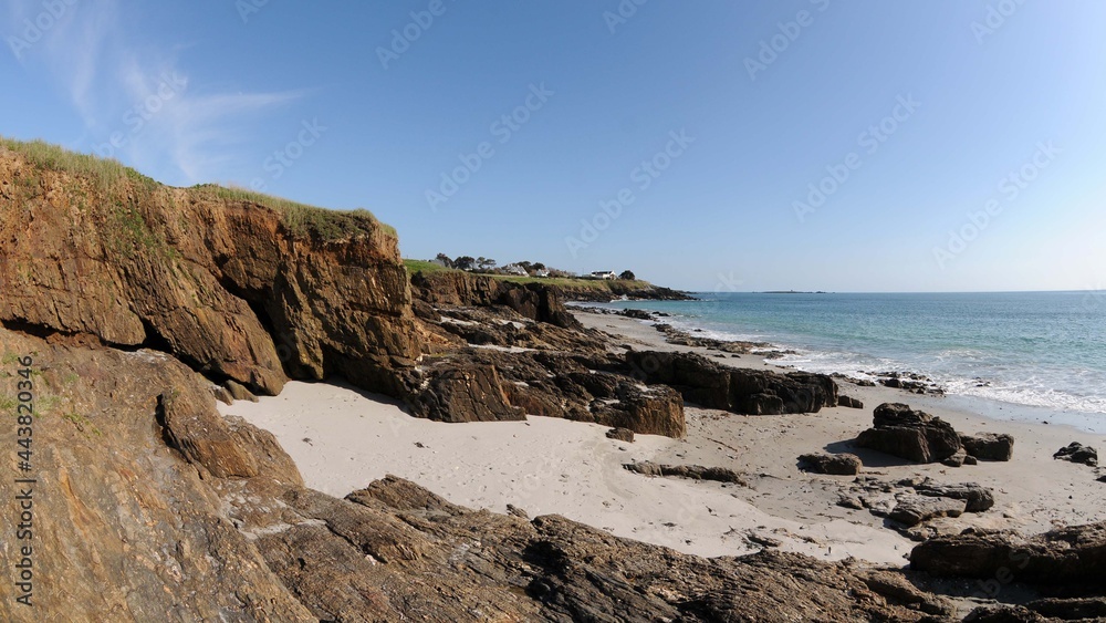 le long de la plage tahiti de raguenez en Finistère Bretagne France	