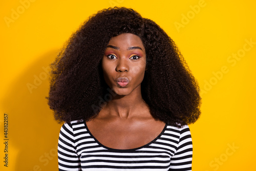 Foto Photo portrait of young model sending air kiss with pouted lips isolated on vivi