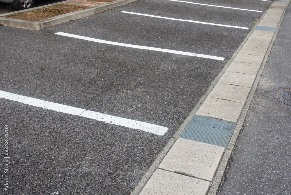 Fototapeta premium 日本で撮影した舗装された駐車場の写真