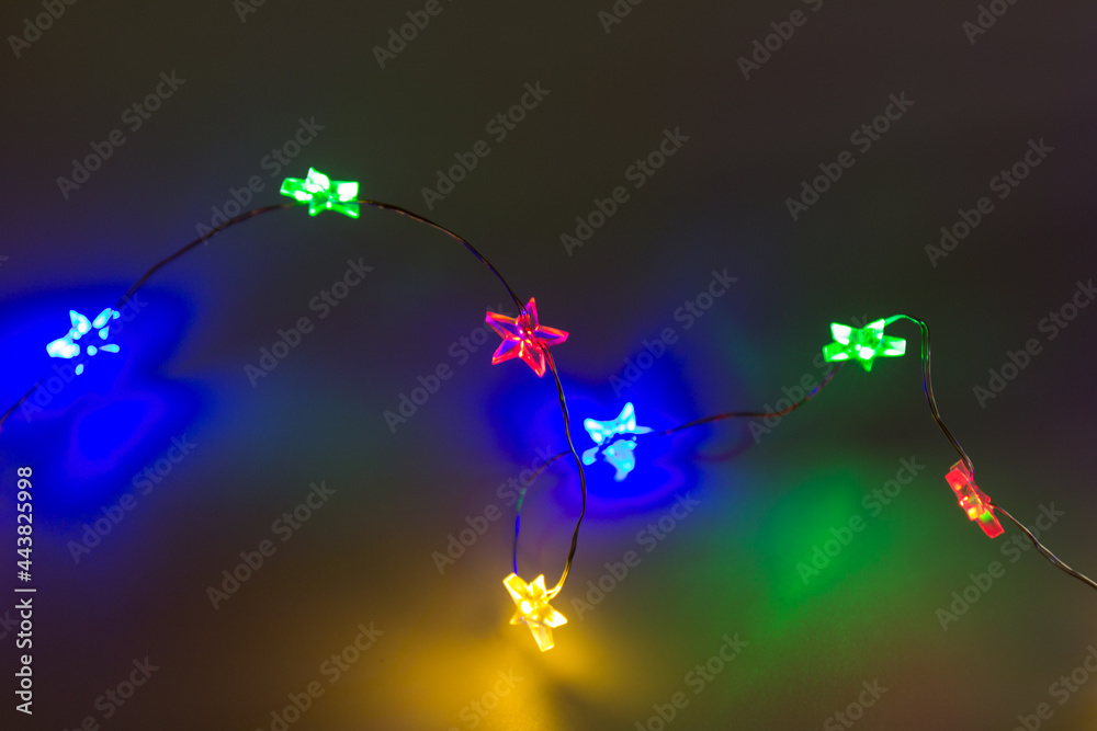 Obraz premium Christmas lights garland on a glittering background