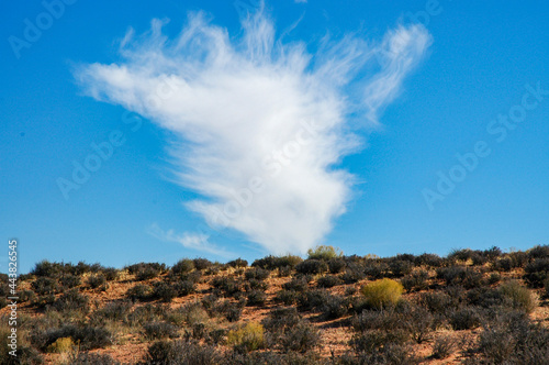 変わった雲の形と砂漠と青空