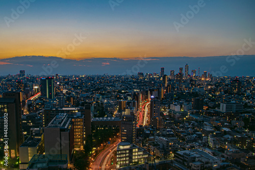 夕暮れとオレンジに染まる東京の夜景