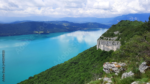 Le lac naturel du Bourget en Savoie, en France