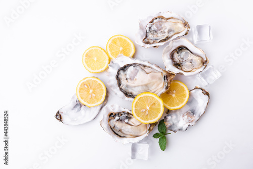 Raw oysters with lemon