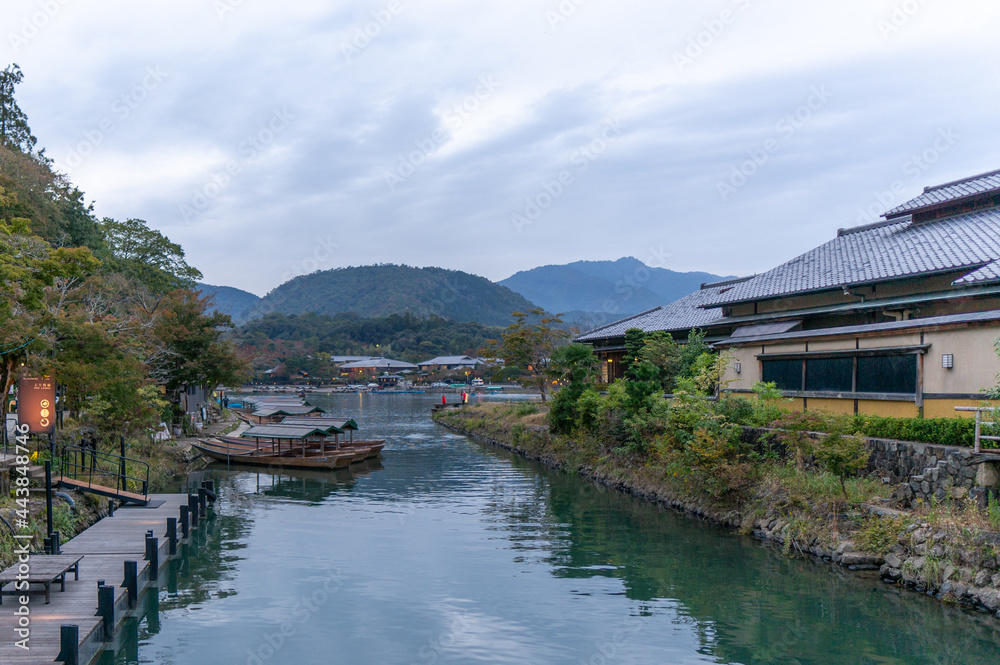 京都の伝統的な川沿い
