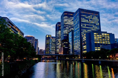 大阪市、御堂筋の淀屋橋からの夕景、土佐堀川と高層ビル、6月18日、日本