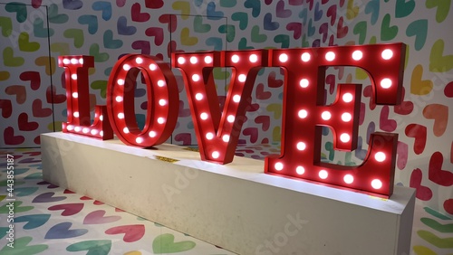 Obraz na plátne Signage of love in red