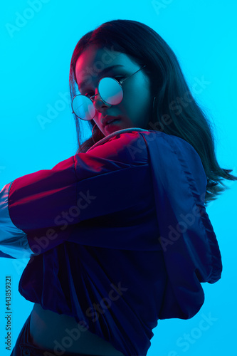 Foto Trendy female teenager looking at camera