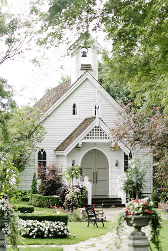 Fotografija white chapel in the garden