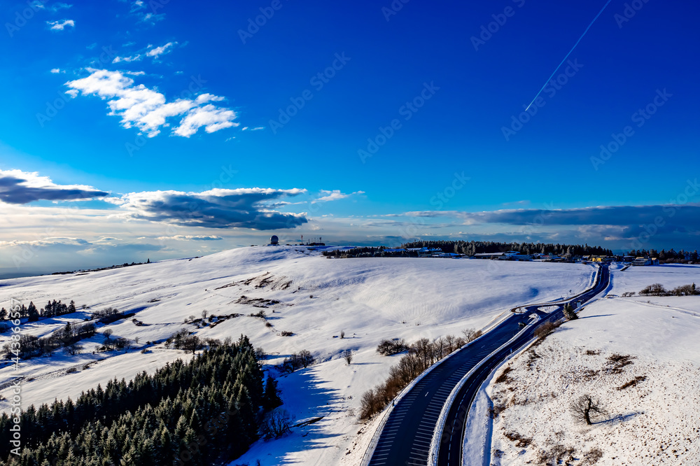 Foto de Wasserkuppe aus der Luft Die Wasserkuppe im Winter aus der