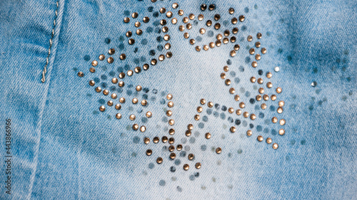 Estrella de adornos de pedrería en pantalón denim azul claro