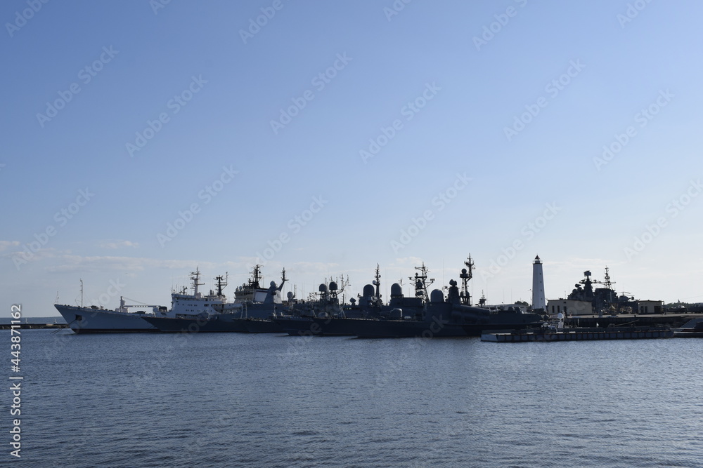 ships in the port, berth, coastline