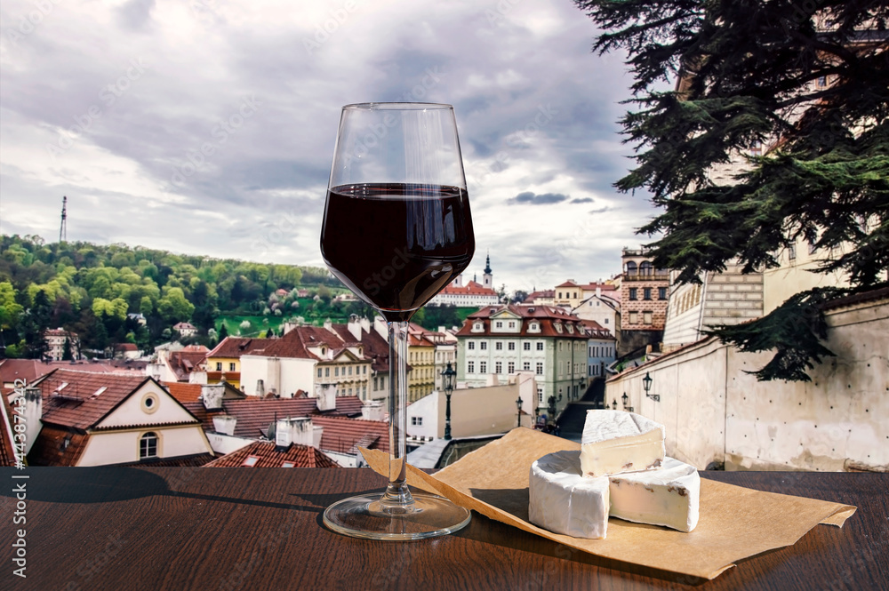 Φωτογραφία Glass of red wine and brie cheese in cafe with view of street in Prague, Czech Republic