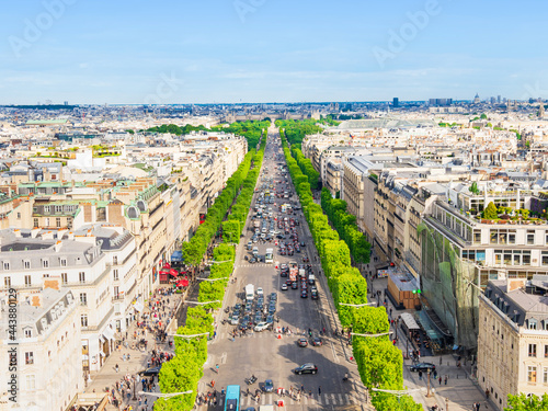 パリ　凱旋門から眺めるシャンゼリゼ通り photo