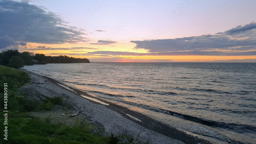 Obraz premium sunset over lake ontario