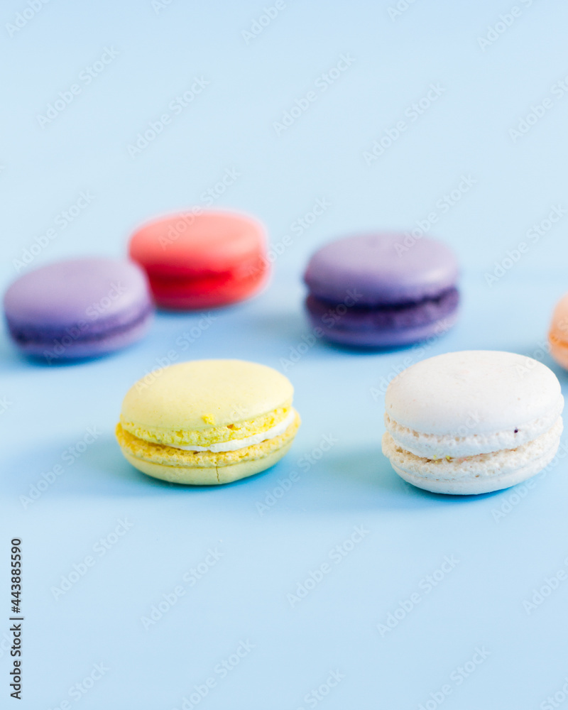 Obraz premium Colorful macaroons on a blue background