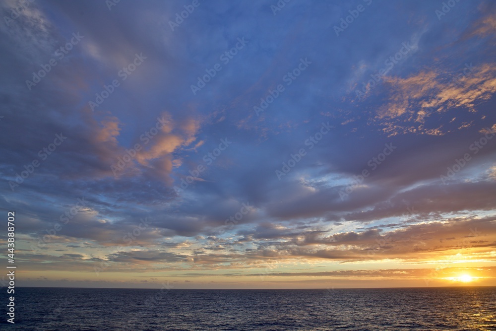 Sonnenaufgang über dem Ozean