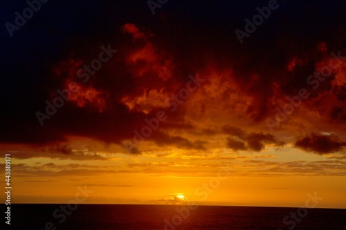 Sonnenaufgang über dem Ozean © Peter