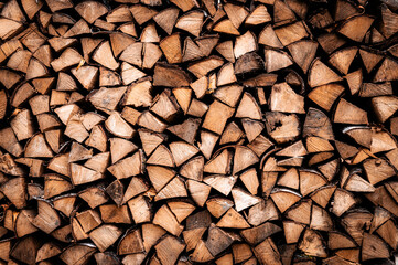 Fototapete Brennholz Textur Strukturierter Brennholzhintergrund aus gehacktem Holz zum Anzünden und Heizen des Hauses. ein Holzstapel mit gestapeltem Brennholz. die Textur der Birke  © Ksenia