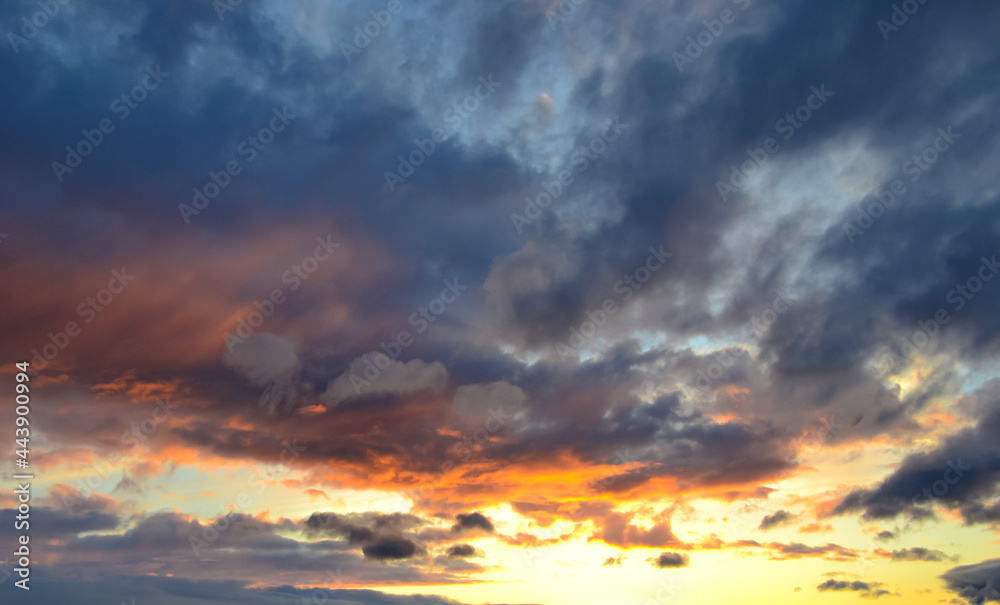 青とオレンジのまだらな模様の雲が散る夕焼け空