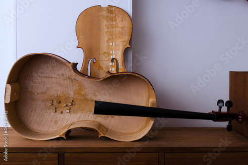 Violonchelo en el taller del luthier en medio del proceso de restauración