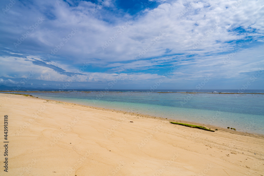 沖縄 瀬底島の瀬底ビーチの風景