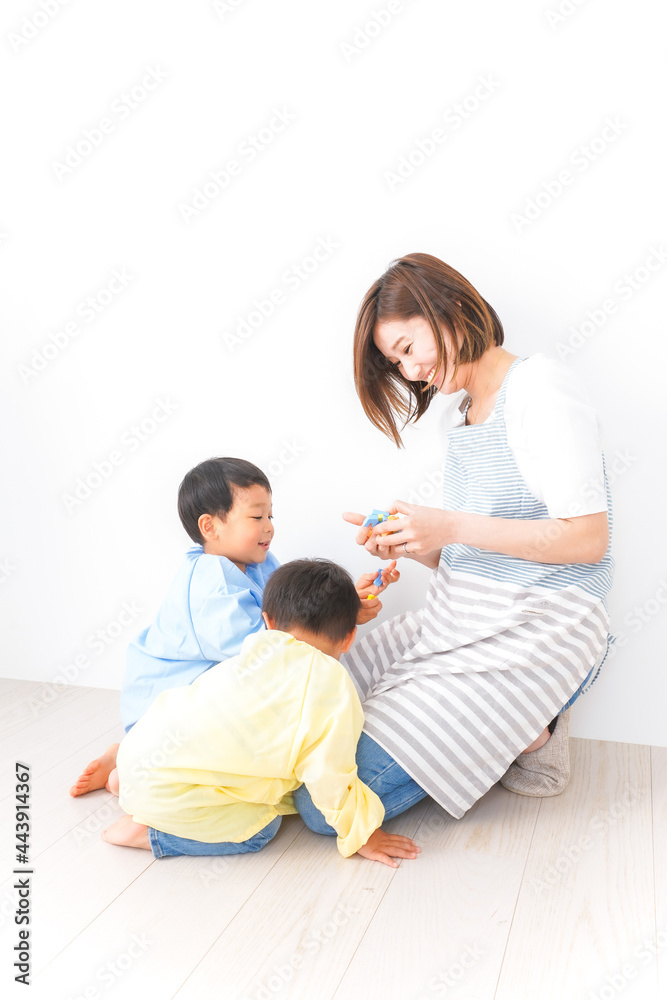幼稚園でお遊戯をする子どもと先生 幼稚園でお遊戯をする子どもと先生