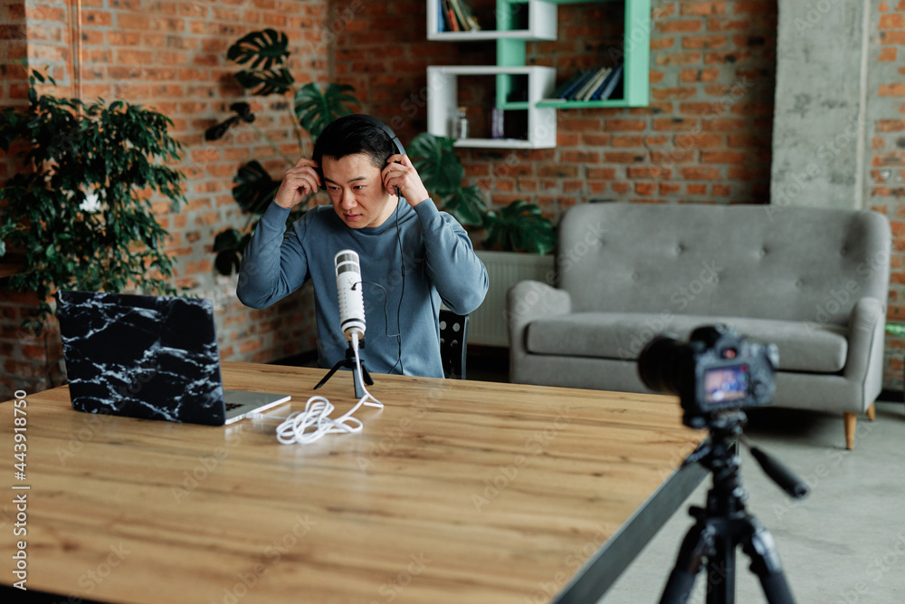 Speaker finishing live streaming Speaker finishing live streaming