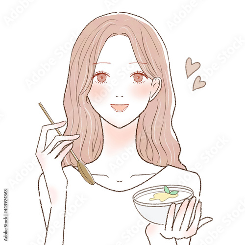 プレーンヨーグルトをスプーンで食べる女性