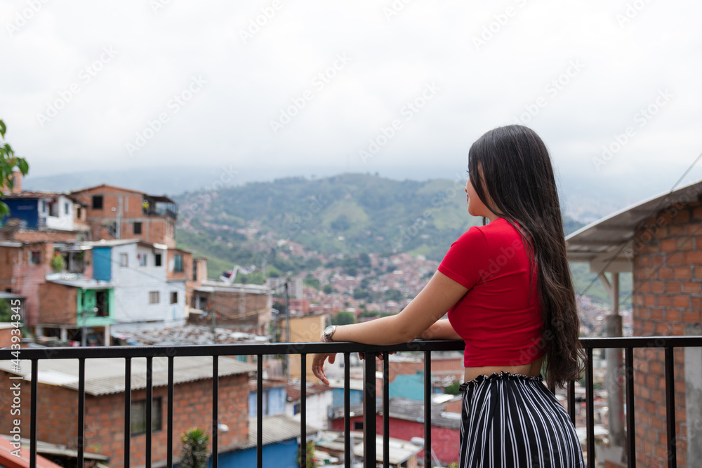 fotografia de una señorita latina observando el vecindario