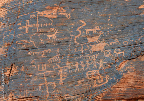 Cuadro en lienzo the ancient native american newspaper rock petroglyphs near  canyonlands nationa