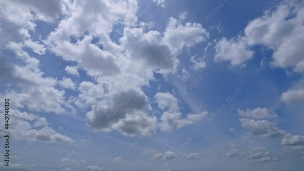 4K Time lapse white cloud moving on blue sky
4K Time lapse white cloud moving on blue sky