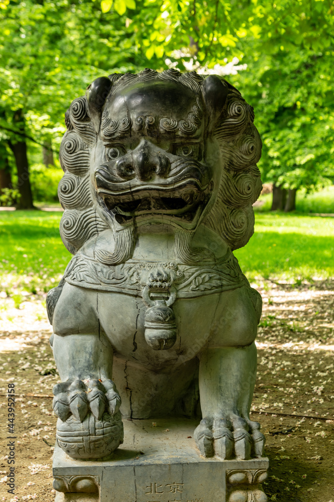 Chinese statue depicting a lion
