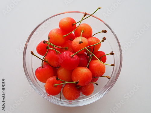 ガラスボウルに盛り付けたさくらんぼ