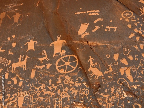 Cuadro en lienzo warriors, horses, bighorn sheep, humanoids in the ancient native american newspa