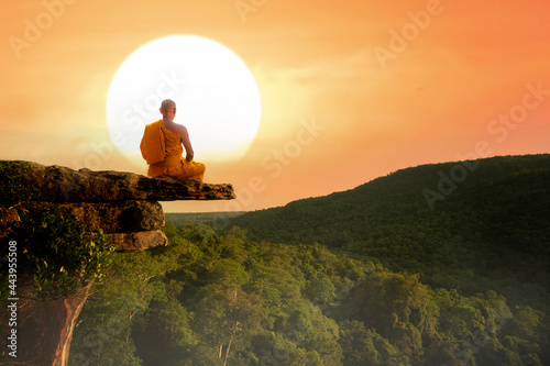 Photo Buddhist monk in meditation at beautiful sunset or sunrise background on high mo