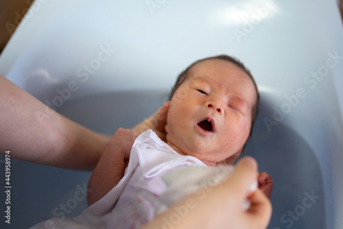 気持ちよく、お風呂に入る新生児（赤ちゃん） photo
