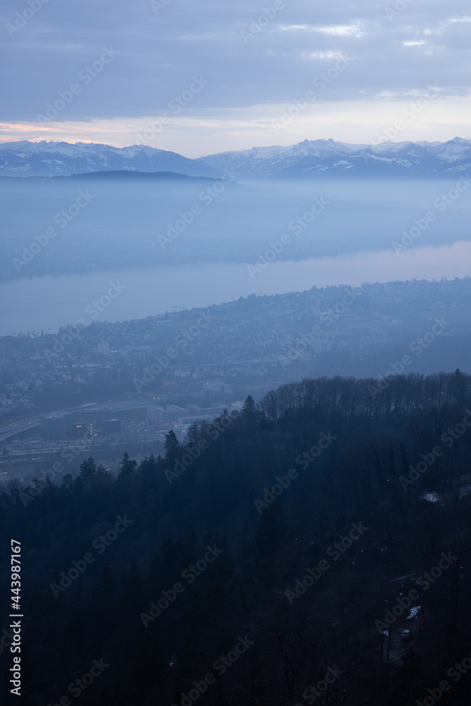 Tolle Landschaft in Zürich. Atemberaubende Aussicht vom Uetliberg.