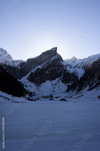 Wunderschöne Winterlandschaft im Alpstein. Sonnuntergang am Seealpsee. © Philip