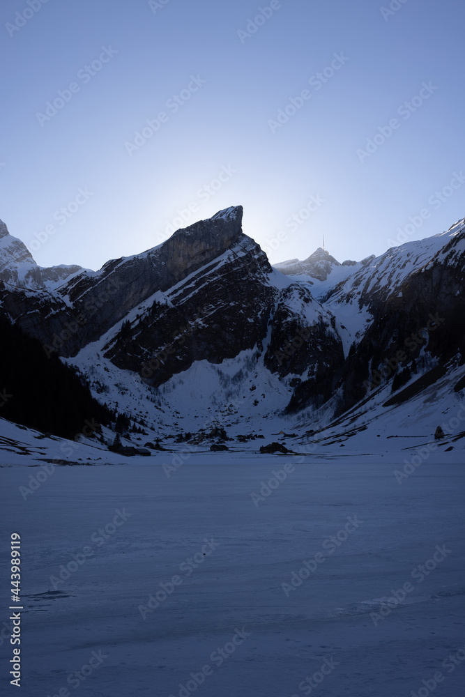 Wunderschöne Winterlandschaft im Alpstein. Sonnuntergang am Seealpsee.