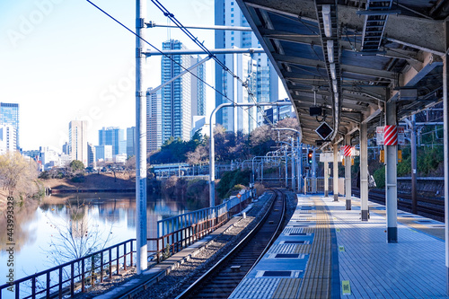 市ヶ谷駅ホームから江戸城外濠沿いのビル群