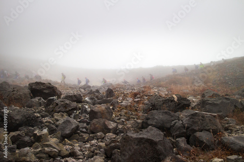 Bild auf Leinwand 霧に包まれた茶臼岳（那須岳）の登山道を歩く人々
【A misty trail at Mt. Nasu】