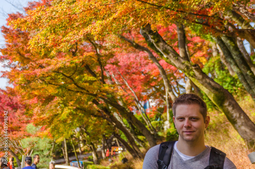 Deutscher junger Mann in einem Park in Japan