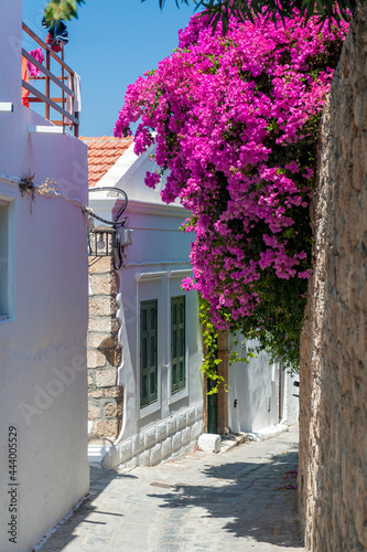 Eine Gasse in der Altstadt von Lindos, einer Stadt auf der Mittelmeerinsel Rhodos