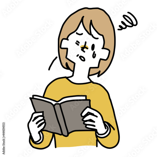 老眼で本の文字が見えにくい中年の女性