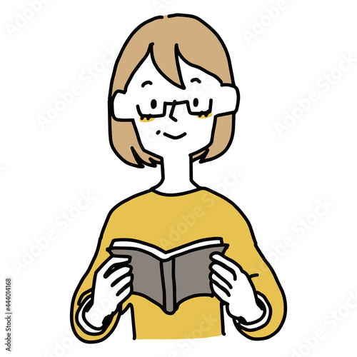 老眼鏡で本が読めるようになった中年女性
