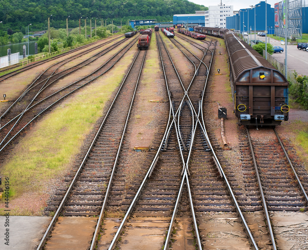 Zug mit Lock auf Eisenbahnschienen und Weichen, Blick von der ...
