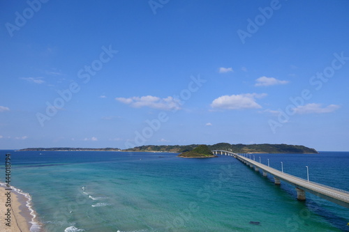 海士ヶ瀬戸海峡に架かる角島大橋。下関、山口、日本。10月中旬。 © 義美 前田