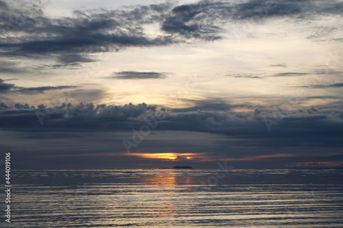 Sonnenuntergang im Paradies am Strand Meer in Asien